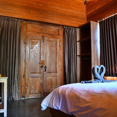 Putra\'Lebah Amed Guest House